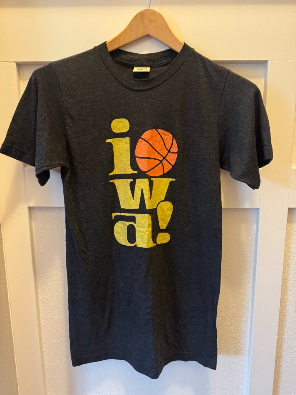 Rah-Rah Iowa Hawkeyes Old School Basketball T-Shirt - Snakk